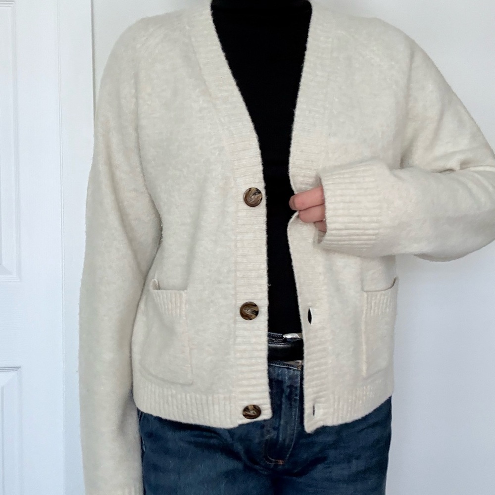 Uniqlo Off-White Cardigan with Button Detail - Picture 3 of 6